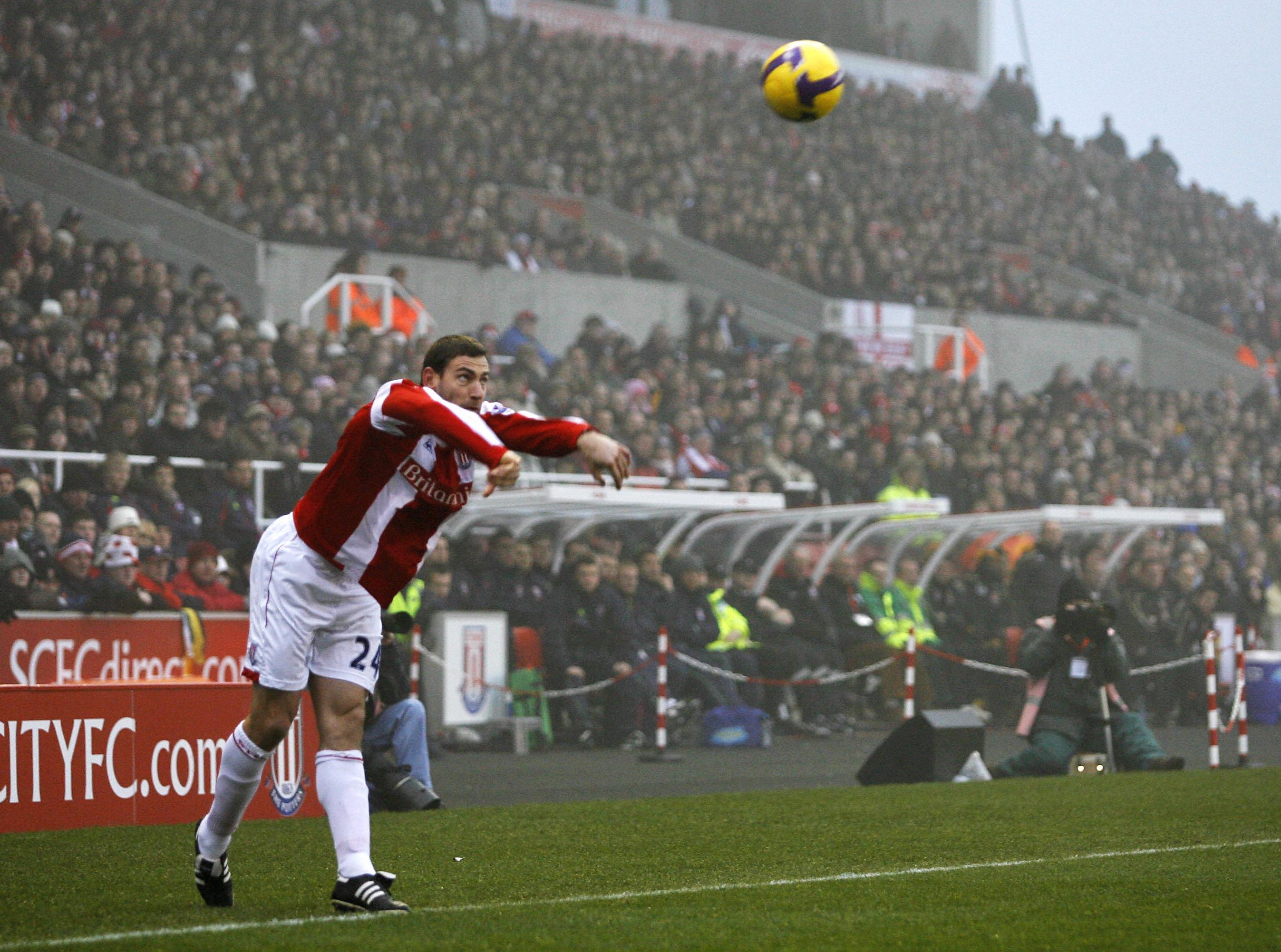 Rory Delap toma el juego en el período de fútbol.