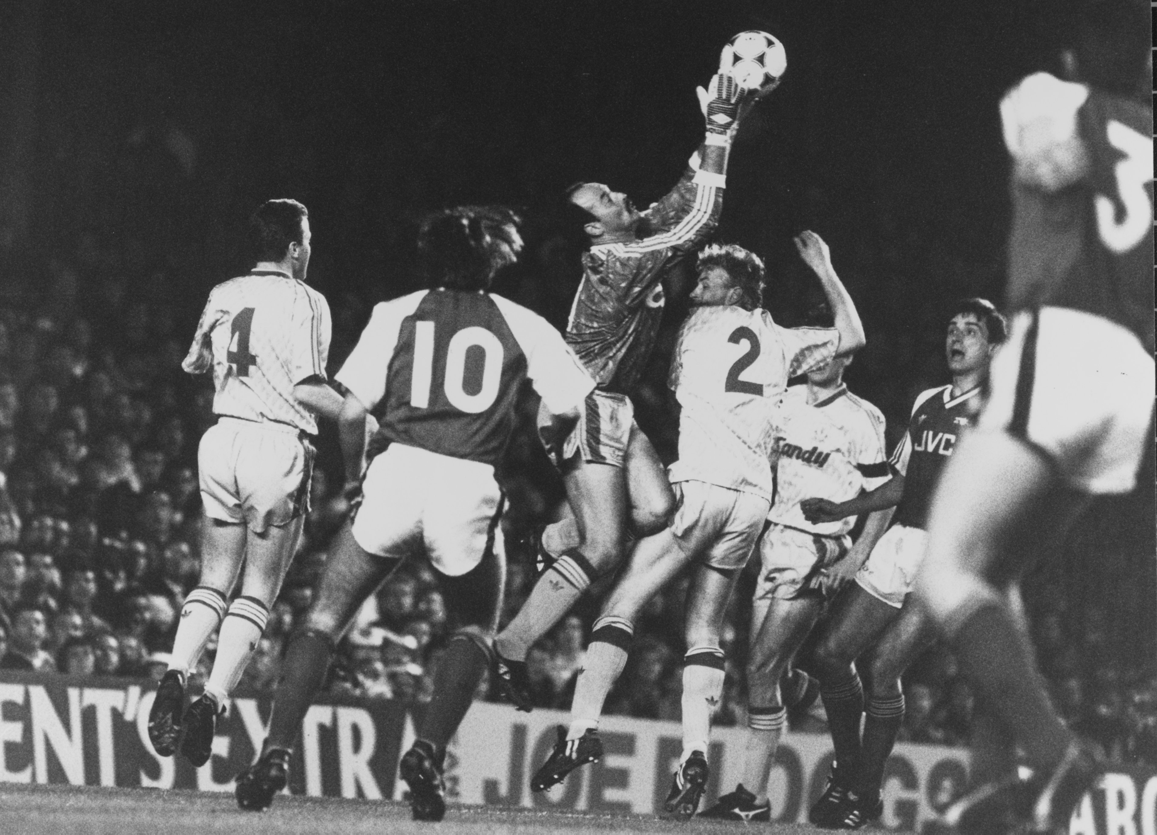 Bruce Grobbelaar, el líder Liverpool, captura la cruz a la vez.