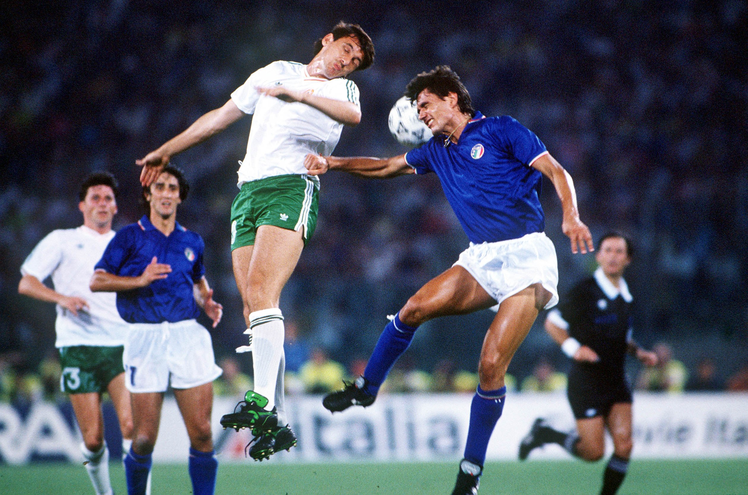 Tony Cascalino y Paolo Malding para el balón en la década de 1990 del primer torneo de la Copa Mundial.