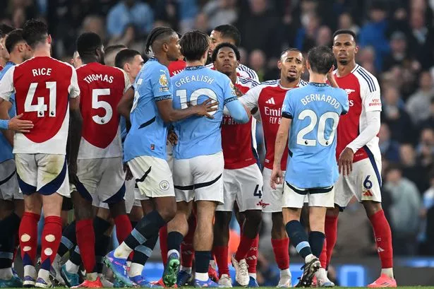 El jamón de Jesús de Jesús del Arsenal se está rompiendo con Bernardo Silva de la ciudad de Manchester durante el Primer Ministro y el Arsenal 
