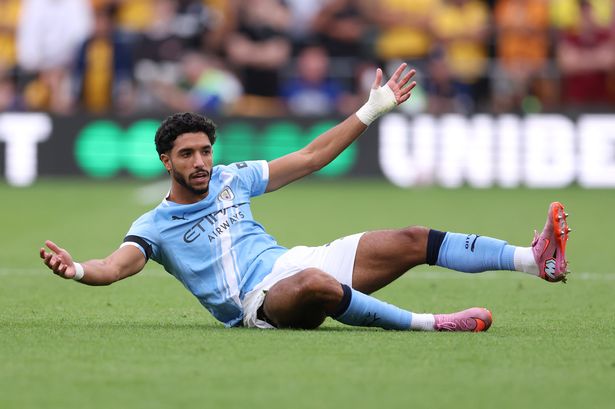 Omar Marmoush de Manchester City en el primer grupo del primer grupo entre Worderhampton viajando y la ciudad en Molineux 