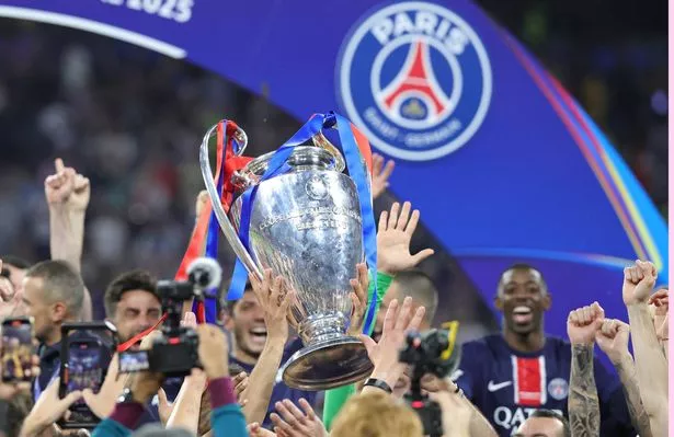 Los jugadores de París sostienen los productos de los Juegos de Tromer de Air Tromer después de la UEFA Canmor Chante después del final de Paris Saints.