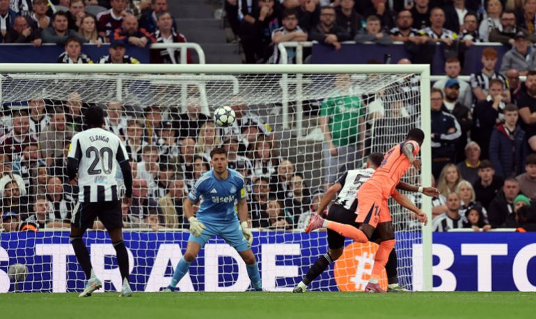 Marcus Rashford del primer gol del FC Barcelona frente a Nick Pope de Newcastle