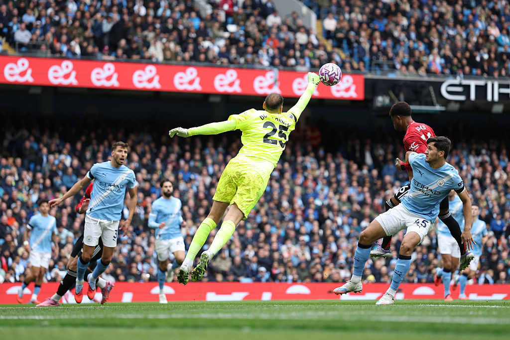 Gianluigi Donnarmama, del Manchester City, está protegido entre la ciudad del lunes entre la ciudad de Manachen y el Manchester United el 14 de septiembre de 2025 en Manchester, Inglaterra.