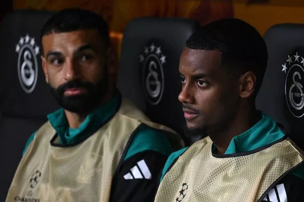 Alexander Isak en el piso de Liverpool.