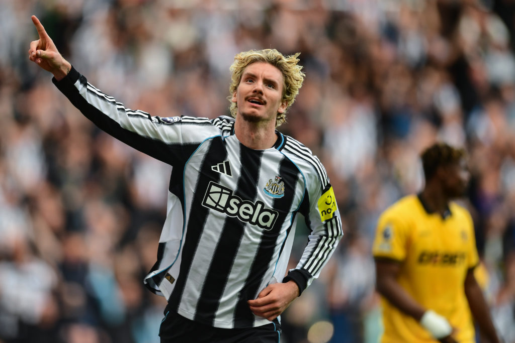 Nick Wallymade celebra tras la sentencia del Newcastle United para los Wolves.