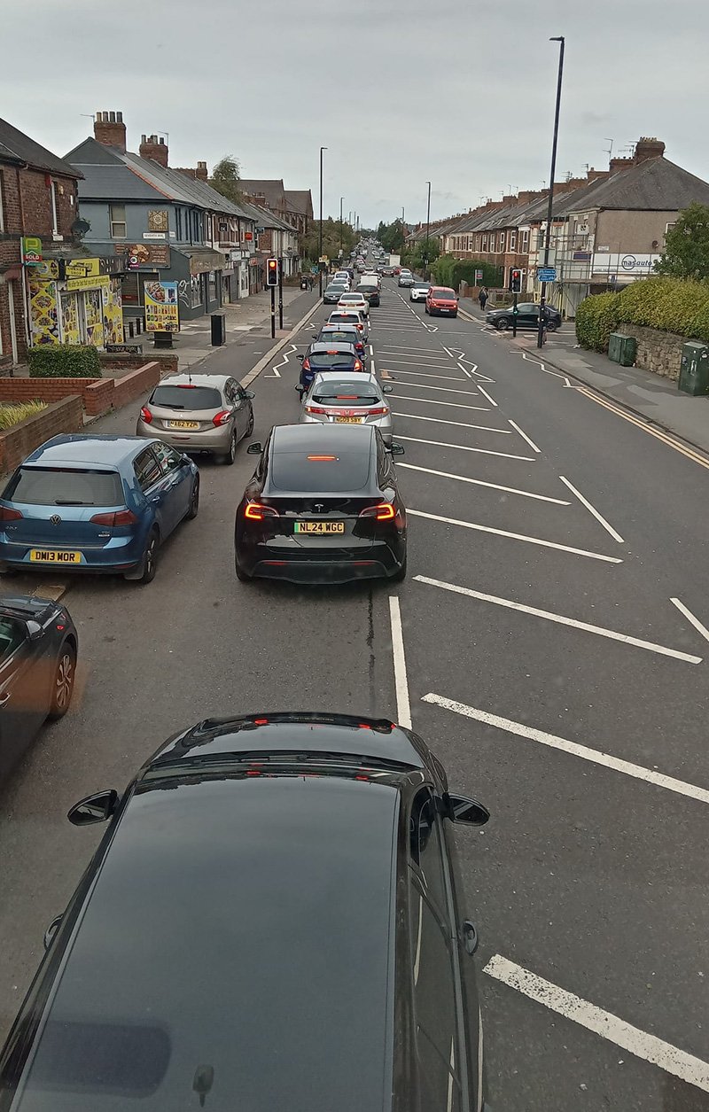 La mayor parte de Chillingham Road, que puede mostrar un lugar para la ruta del autobús, octubre Ford