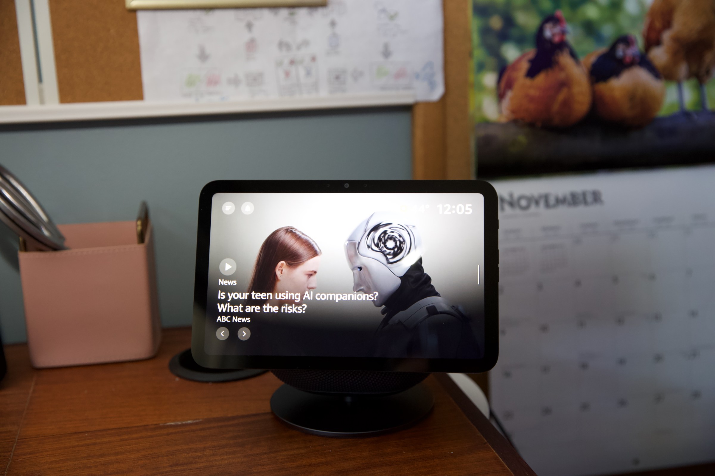 La pantalla del Echo 8 es un excelente compañero de escritorio.