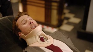Glen Powell usa un collarín en una aparición en SNL