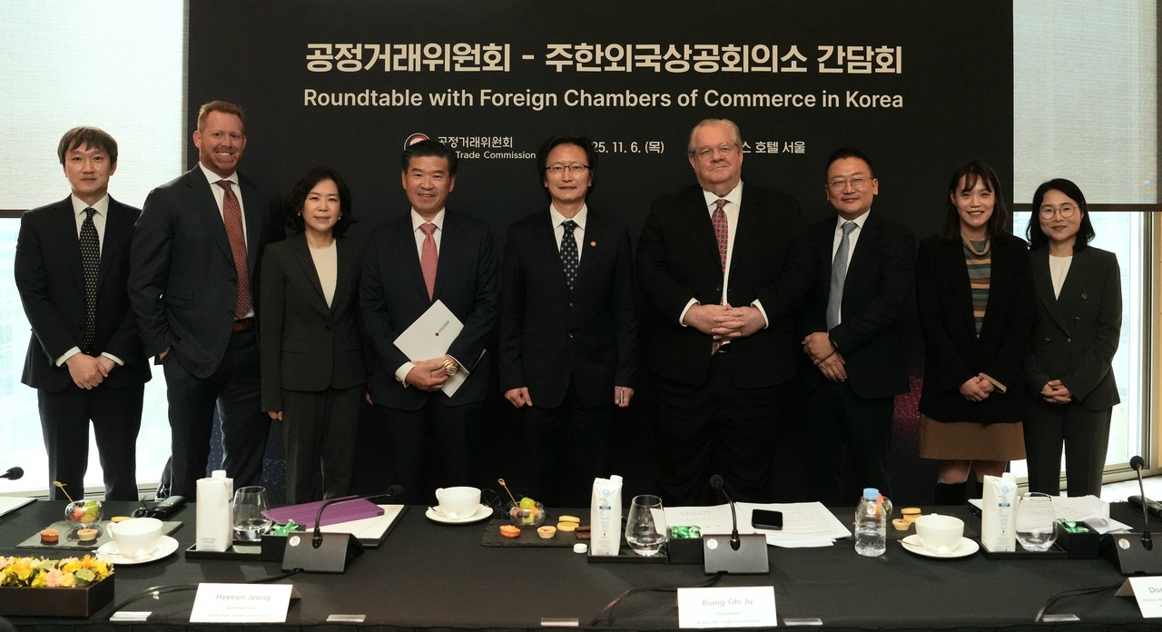 La delegación estadounidense en Corea con directores de la empresa (cuarto desde la izquierda) y otros participantes) (AMCHAM)