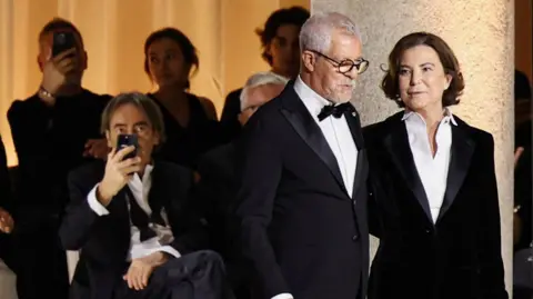 Reuters Leo Dell'orco, jefe de asuntos humanos del Grupo Armani, y Silvana Armani, sobrina del diseñador de moda Giorgio Armani, al final de la colección de la colección Giorgio Armani, al final de la colección de la colección Giorgio Armani, al final de la colección de la colección Giorgio Armani, al final de la colección de la colección Giorgio Armani, al final de la colección de Armani Colony, al final de la colección de la Colección Giorgio Armani, al final de la colección de la colección Giorgio Armani Armani, al final de la colección de la colección Giorgio Armani, Al final de la colección de la colección Giorgio Armani, al final de la colección de la colección Giorgio Armani, al final de la colección de Giorgio Armani.