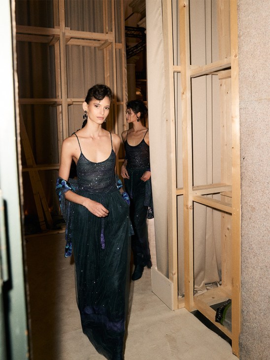 Una modelo en el desfile de despedida de Giorgio Armani en la Semana de la Moda de Milán