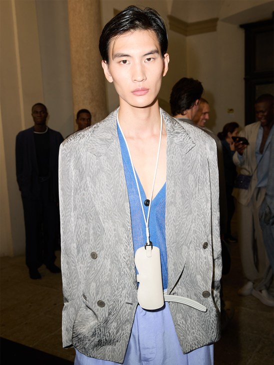 Modelos masculinos en el desfile de despedida de Giorgio Armani en la Semana de la Moda de Milán