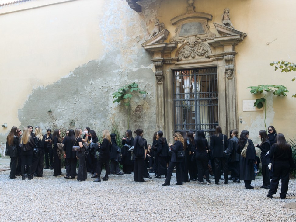 Los invitados se reúnen en el patio del desfile de despedida de Giorgio Armani durante la Semana de la Moda de Milán