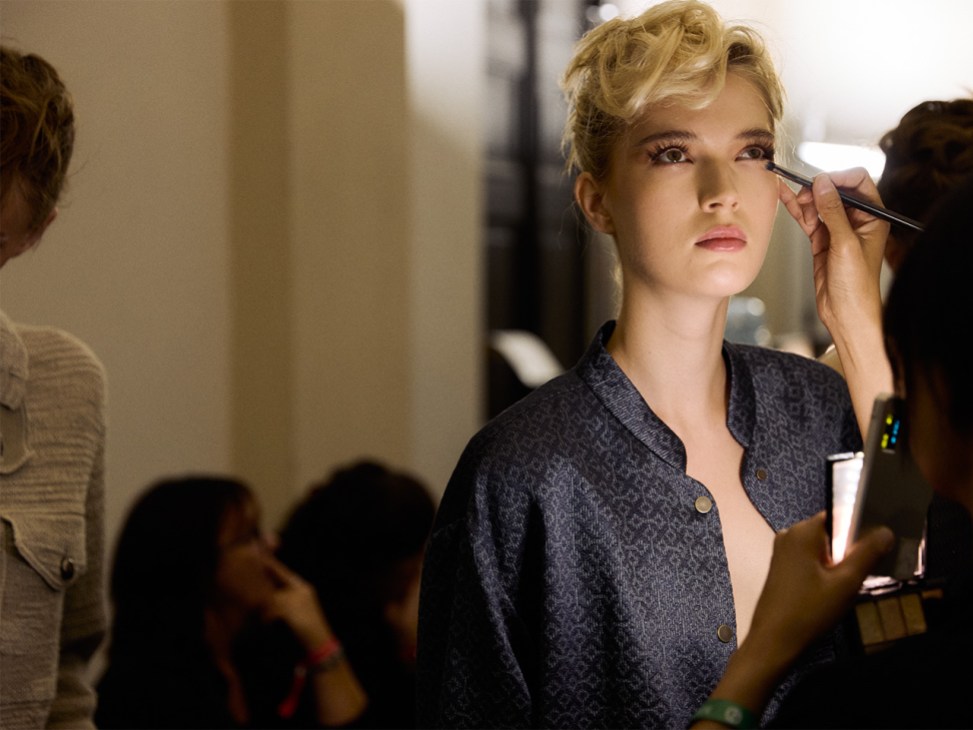 La modelo recibe el look utilizado en el desfile de despedida de Giorgio Armani en la Semana de la Moda de Milán