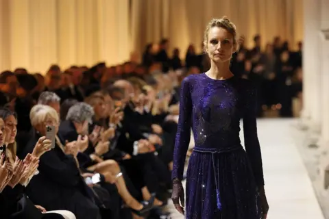 Getty Images Zogla camina por la pasarela del desfile de Giorgio Armani durante Milan Outswer Primavera/Verano 2026 el 28 de septiembre de 2025 en Milán, Italia. 