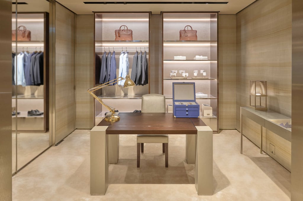 La boutique de ropa masculina Giorgio Armani en el Océano Pacífico, Hong Kong, está ubicada en un lobby privado. Foto de : Folleto