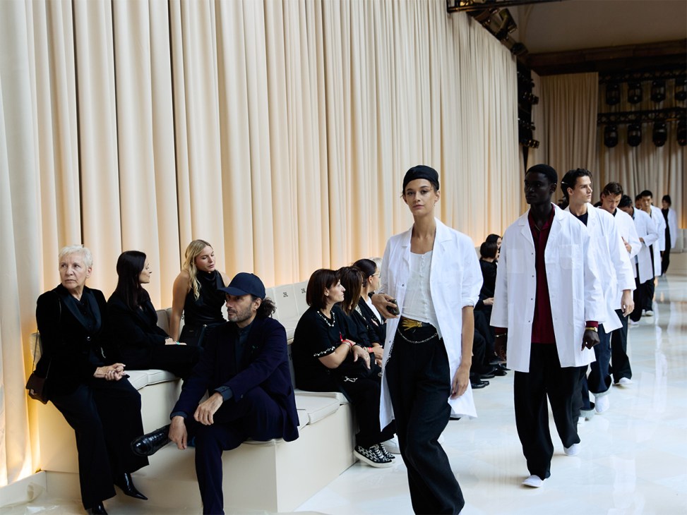 Trabaja en la pasarela del desfile de despedida de Giorgio Armani en la Semana de la Moda de Milán