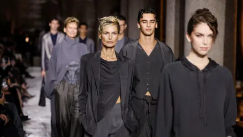 Modelos de Reuters muestran diseños de la colección Primavera/Verano 2026 de Giorgio Armani durante la Semana de la Mañana en Milán, Italia, el 28 de septiembre, el 28 de septiembre de 1825.