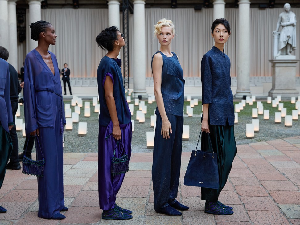 Modelos con vestidos de noche en azul nocturno en el desfile de Giorgio Armani en la Semana de la Moda de Milán
