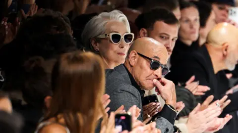 Reuters Meryl Streep y Stanley Tucci miran el final de la colección Primavera/Verano 2026 de Commission/Gabbana durante el desfile de moda en Milán, Italia, el 27 de septiembre de 2025.