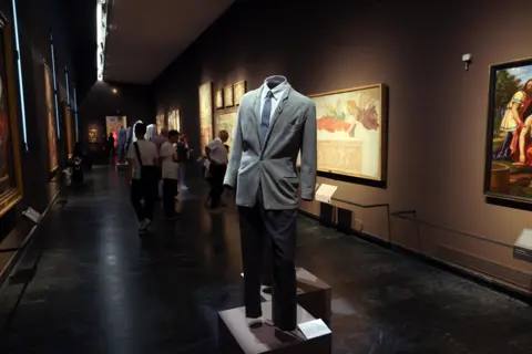 EPA a 1980 Me gusta Richard Gere en la película 'American Gigolo' En la exposición 'Giorgio Armani: Milano armani: Milano, en la Pinacoteca di brara de Milán, norte de Italia, el 24 de septiembre de 2025.