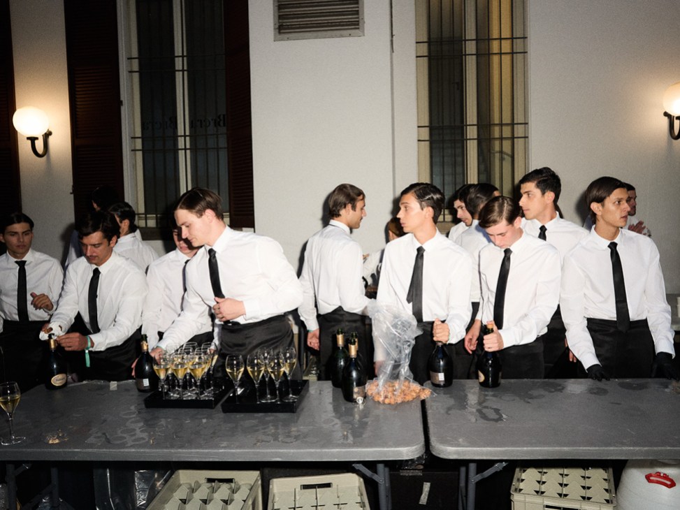 Los camareros preparan la masa en el desfile de despedida de Giorgio Armani en la Welan Fashion Week