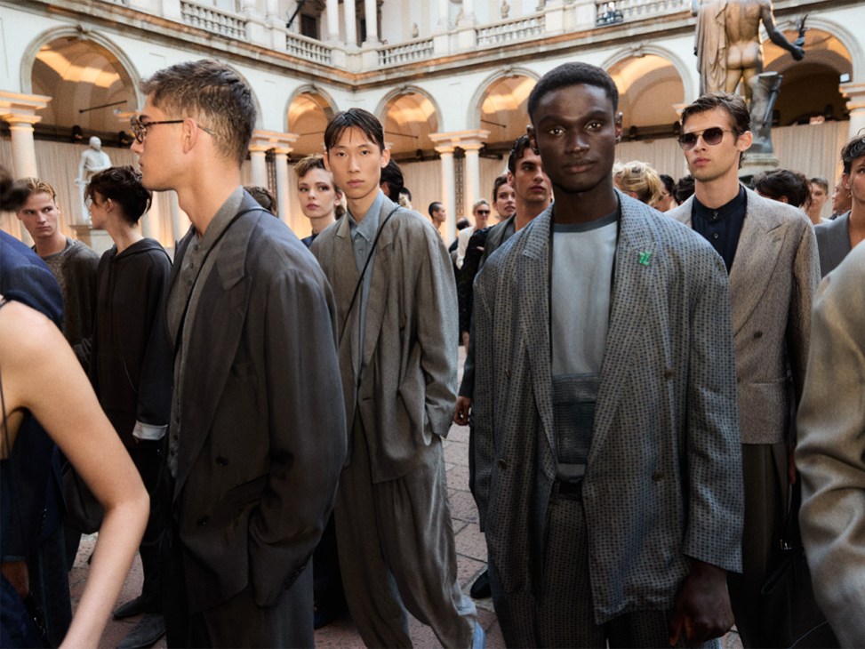 Modelos de Armani en el desfile de despedida de Giorgio Armani en la Semana de la Moda de Milán