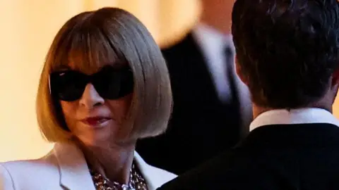 Reuters Anna Wintour asiste a la colección Giorgio Armani / Verano 2026 durante la Semana de la Moda en Milán, Italia, el 28 de septiembre de 2025.