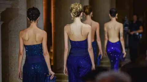 Modelos de la EPA posan durante la colección femenina Primavera / Verano 2026 del diseñador italiano en la Semana de la Moda de Milán, en Milán, Italia, el 27 de septiembre de 2025.