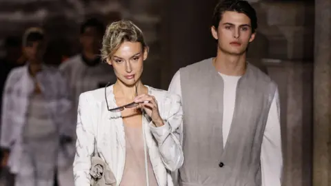 Modelos de Reuters muestran diseños de la colección Primavera/Verano 2026 de Giorgio Armani durante la Semana de la Mañana en Milán, Italia, el 28 de septiembre, el 28 de septiembre de 1825.