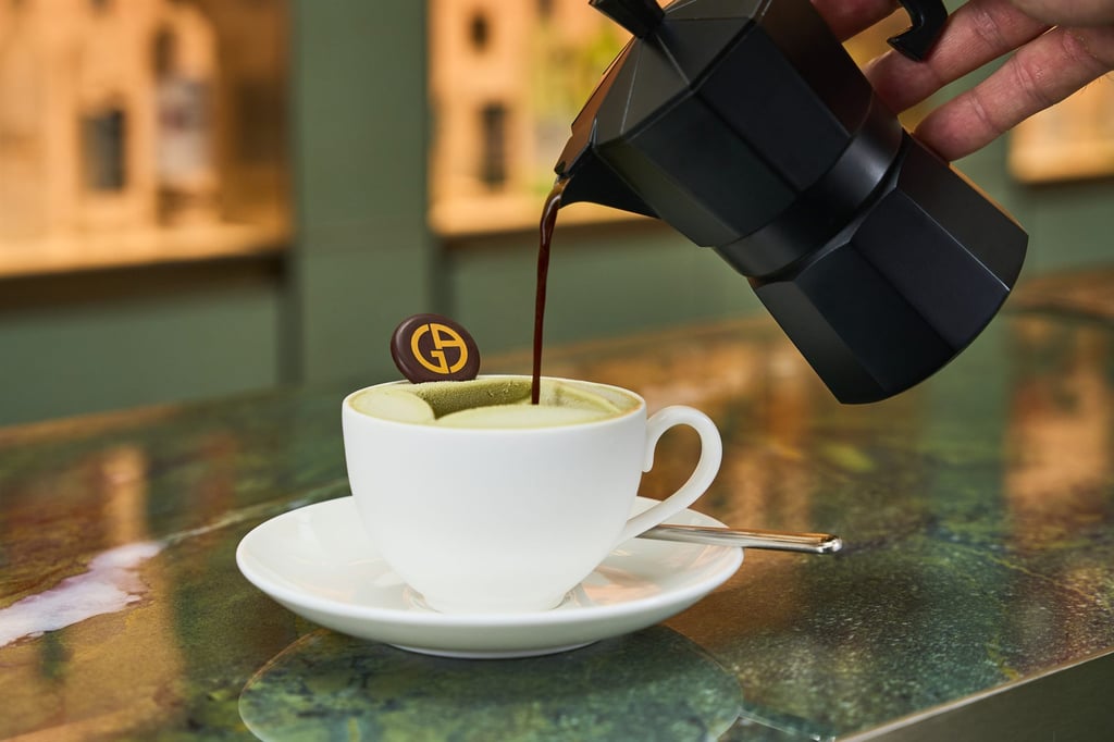 Una bebida caliente en Armani / Caffè. Foto de : Folleto Una bebida caliente en Armani / Caffè. Foto de : Folleto