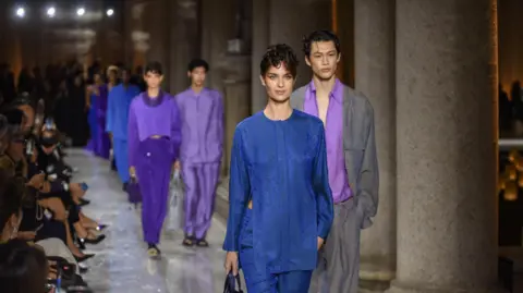Modelos de la EPA modelan la colección femenina primavera/verano 2026 del diseñador italiano Giorgio Armani en la Semana de la Moda de Milán, en Milán, Italia, el 28 de septiembre de 2025. 