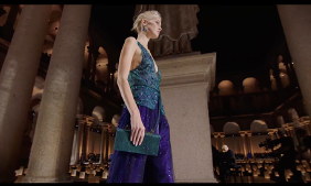 Una foto de una modelo en el desfile de moda Armani Primavera/Verano 2026  