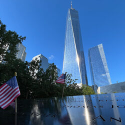 Banderas con los nombres de quienes murieron en los ataques del 11 de septiembre de 2001 se colocan en fuentes reflectantes en el Museo y Memorial Nacional del 11 de Septiembre, el martes 10 de septiembre de 2024, en Nueva York. Más tarde se levantará un World Trade Center. Foto AP/Donald King