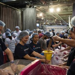 Los empleados trabajan durante el