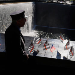 William Staudt, un bombero que trabajó en la Zona Cero el día de los ataques, mira por encima de un estanque reflectante durante una ceremonia que conmemora el 24º aniversario de los ataques del 11 de septiembre, el jueves 11 de septiembre de 2025, en Nueva York. Foto AP/Seth Wenig
