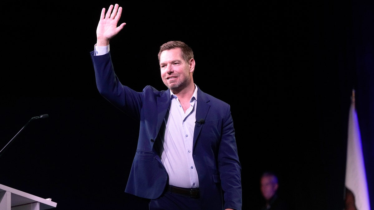 Eric Swalwell sube al escenario en la convención del Partido Demócrata