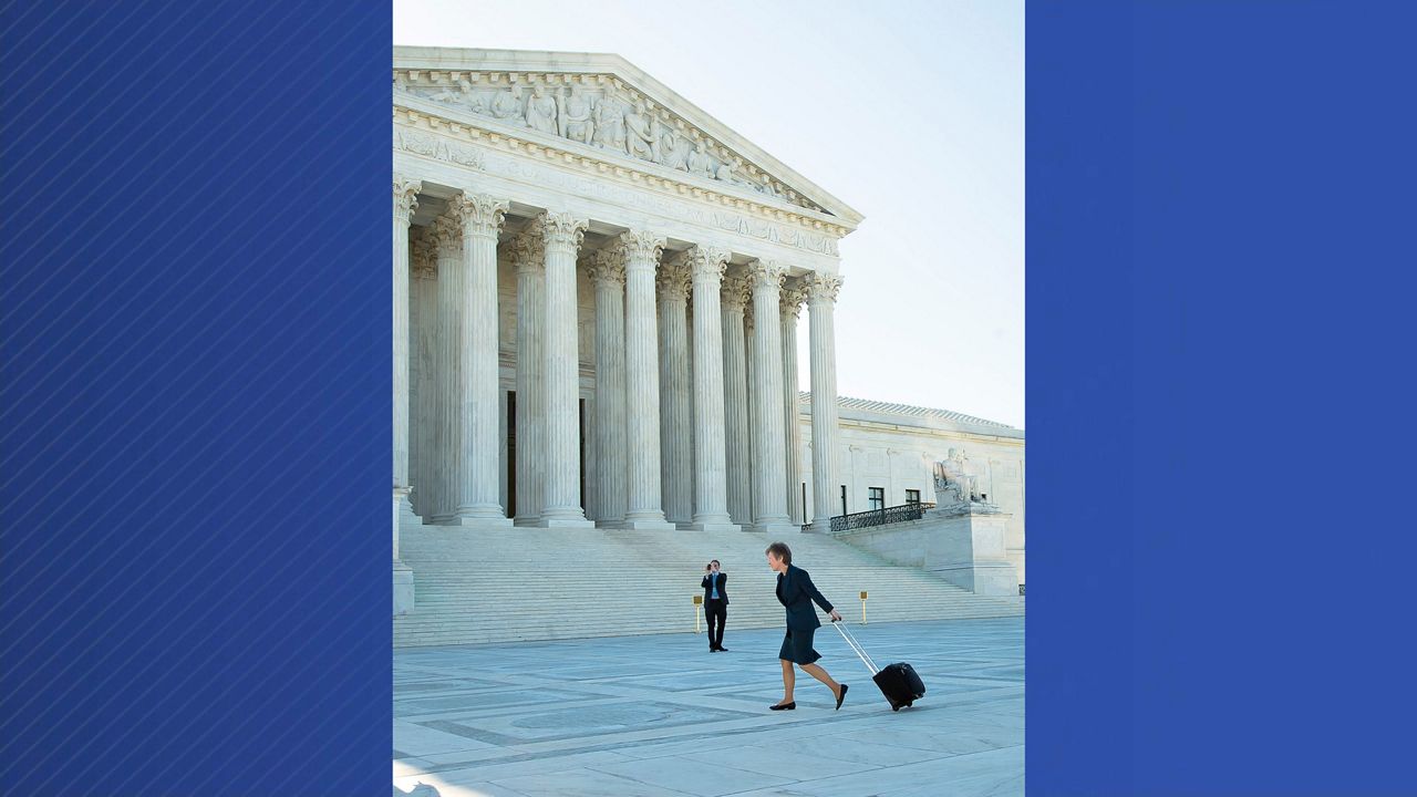 La abogada de Portland Mary Bonauto asiste a la Corte Suprema de Estados Unidos en Washington en 2015 (Happy Law)