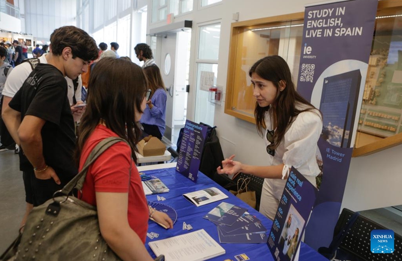 Los estudiantes hablan con un representante durante la Universidad Mundial en Vancouver, Columbia Británica, Canadá, 25 de abril de 2026. Asistieron representantes de diferentes universidades y facultades de muchos países, brindando a los estudiantes y padres oportunidades para explorar opciones de educación superior internacional y oportunidades de admisión. (Foto de Liang Sen/Xinhua)