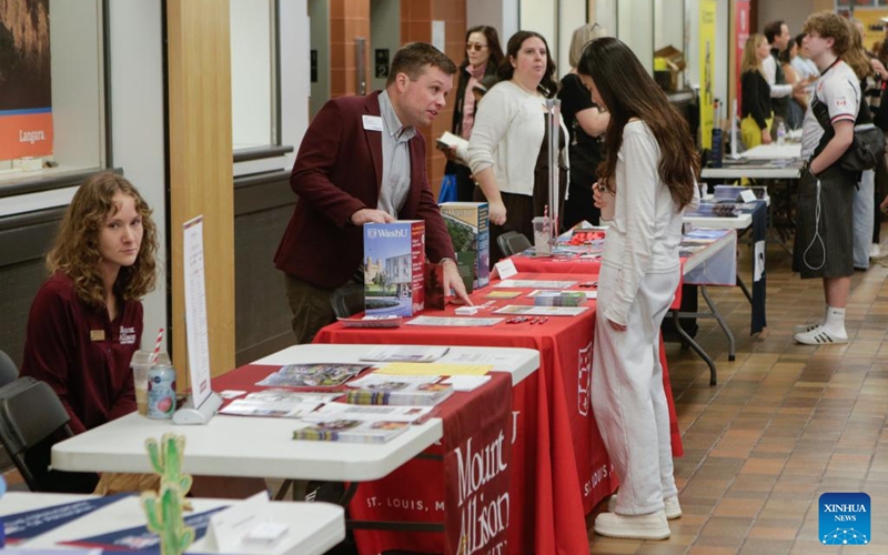 Un estudiante habla con un representante durante la Universidad Mundial en Vancouver, Columbia Británica, Canadá, 25 de abril de 2026. Asistieron representantes de diferentes universidades y facultades de muchos países, brindando a estudiantes y padres oportunidades de explorar opciones de educación superior internacional y oportunidades de admisión. (Foto de Liang Sen/Xinhua)