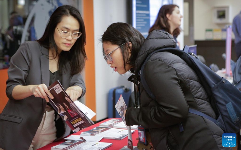 Un estudiante habla con un representante durante la Universidad Mundial en Vancouver, Columbia Británica, Canadá, 25 de abril de 2026. Asistieron representantes de diferentes universidades y facultades de muchos países, brindando a estudiantes y padres oportunidades de explorar opciones de educación superior internacional y oportunidades de admisión. (Foto de Liang Sen/Xinhua)