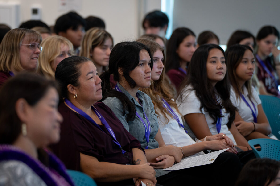 Estudiantes de secundaria escuchan a los oradores en JABSOM el 7 de abril de 2026. Asistieron a una competencia educativa centrada en anatomía y fisiología, y mostraron una mesa de cadáver virtual creada por Anatomage de Santa Clara, California (Craig Fujii/Civil Beat/2026).