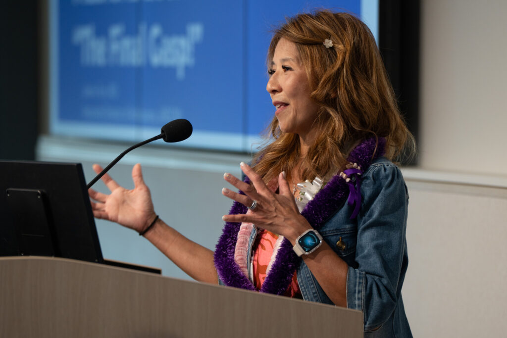 La Dra. Jaimie Tom habla con estudiantes en una conferencia de anatomía y fisiología en JABSOM el 7 de abril de 2026. Tom es médico de urgencias, graduado de JABSOM y director asociado de admisiones.