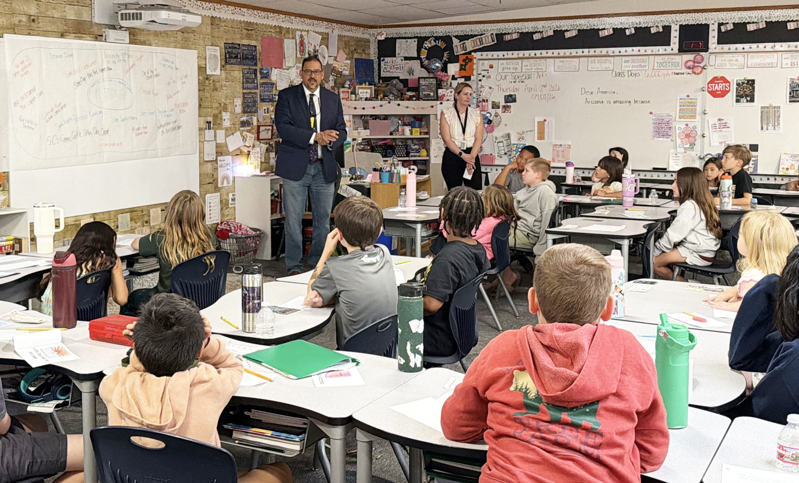 Los niños en el aula y el presidente de la comisión Arizona America250, Adrián Fontes.