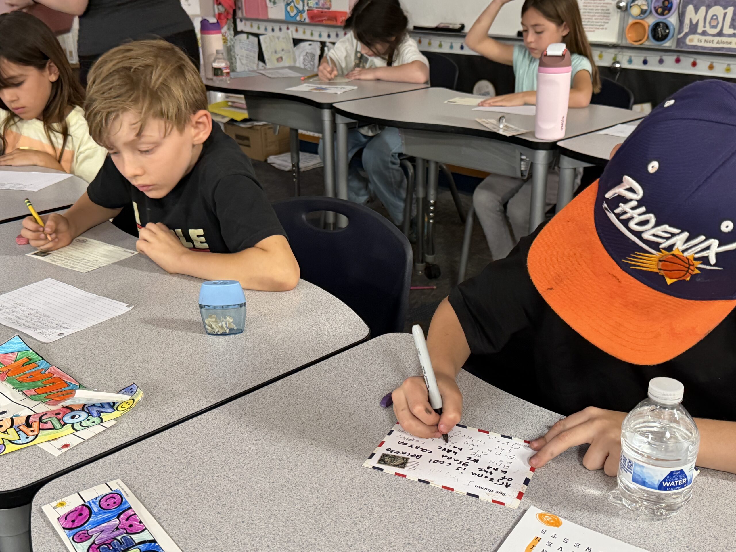 niños en el aula trabajando en un proyecto de tarjeta