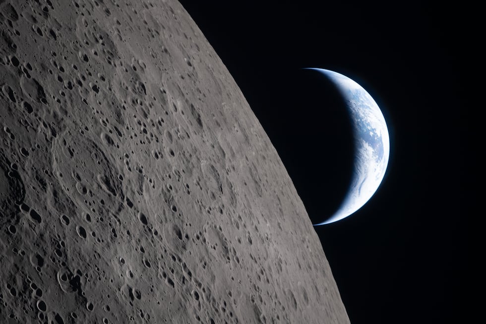 En esta imagen publicada por la NASA, la tripulación Artemis II captura esta vista mientras la Tierra se pone...