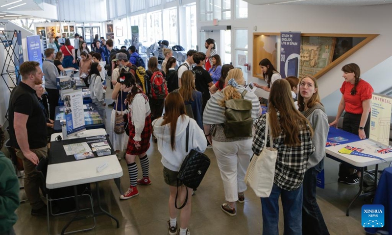 La gente visita la Feria Universitaria Mundial en Vancouver, Columbia Británica, Canadá, el 25 de abril de 2026. Asistieron representantes de diferentes universidades y facultades de muchos países, brindando a estudiantes y padres la oportunidad de explorar opciones de educación superior internacional y oportunidades de admisión. (Foto de Liang Sen/Xinhua)